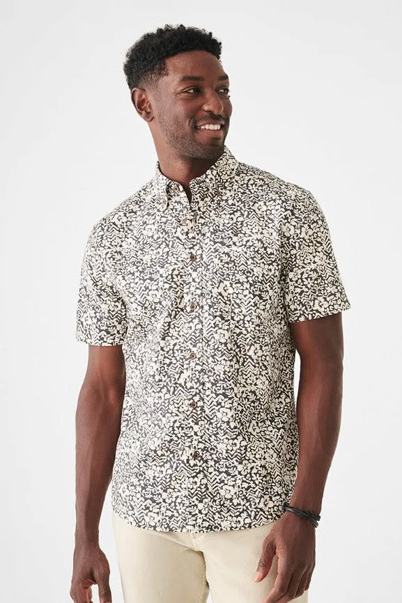 Faherty Short-Shirt Stretch Playa Shirt in Washed Black Hilo Floral